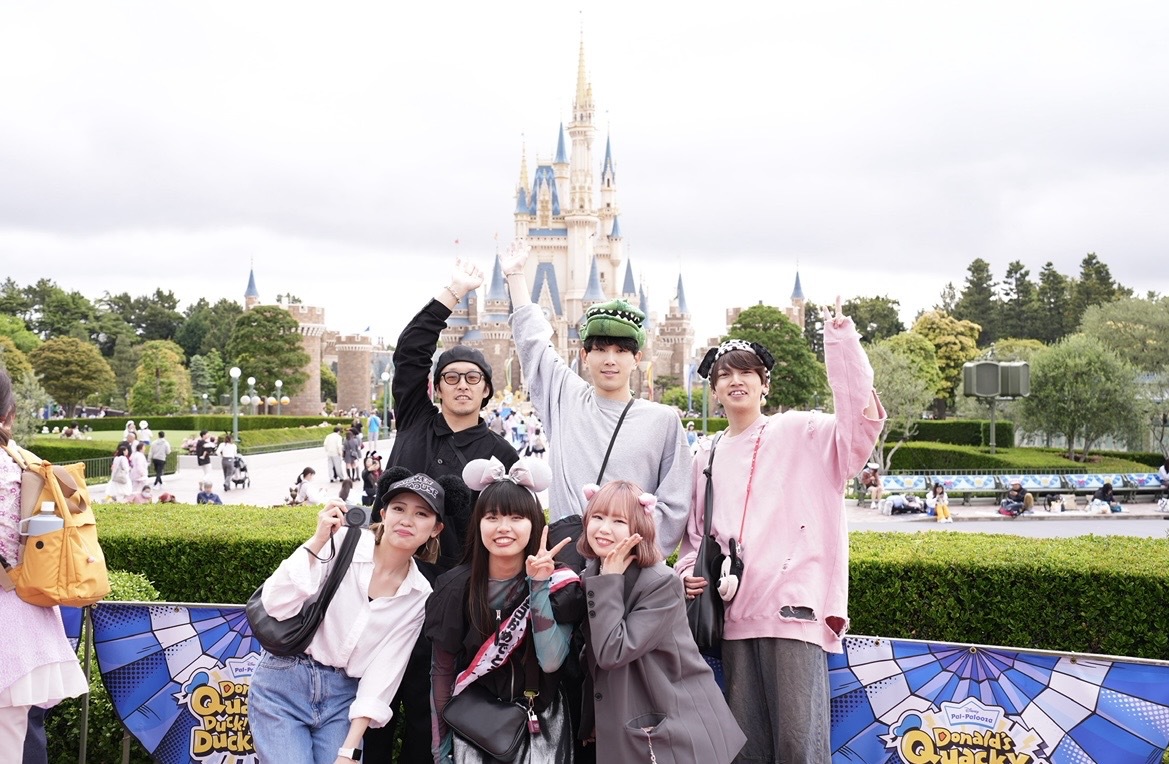テーマパークで楽しむスタッフの集合写真